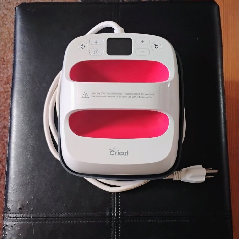 Cricut Easy Press 2  heat press (6" x 7")